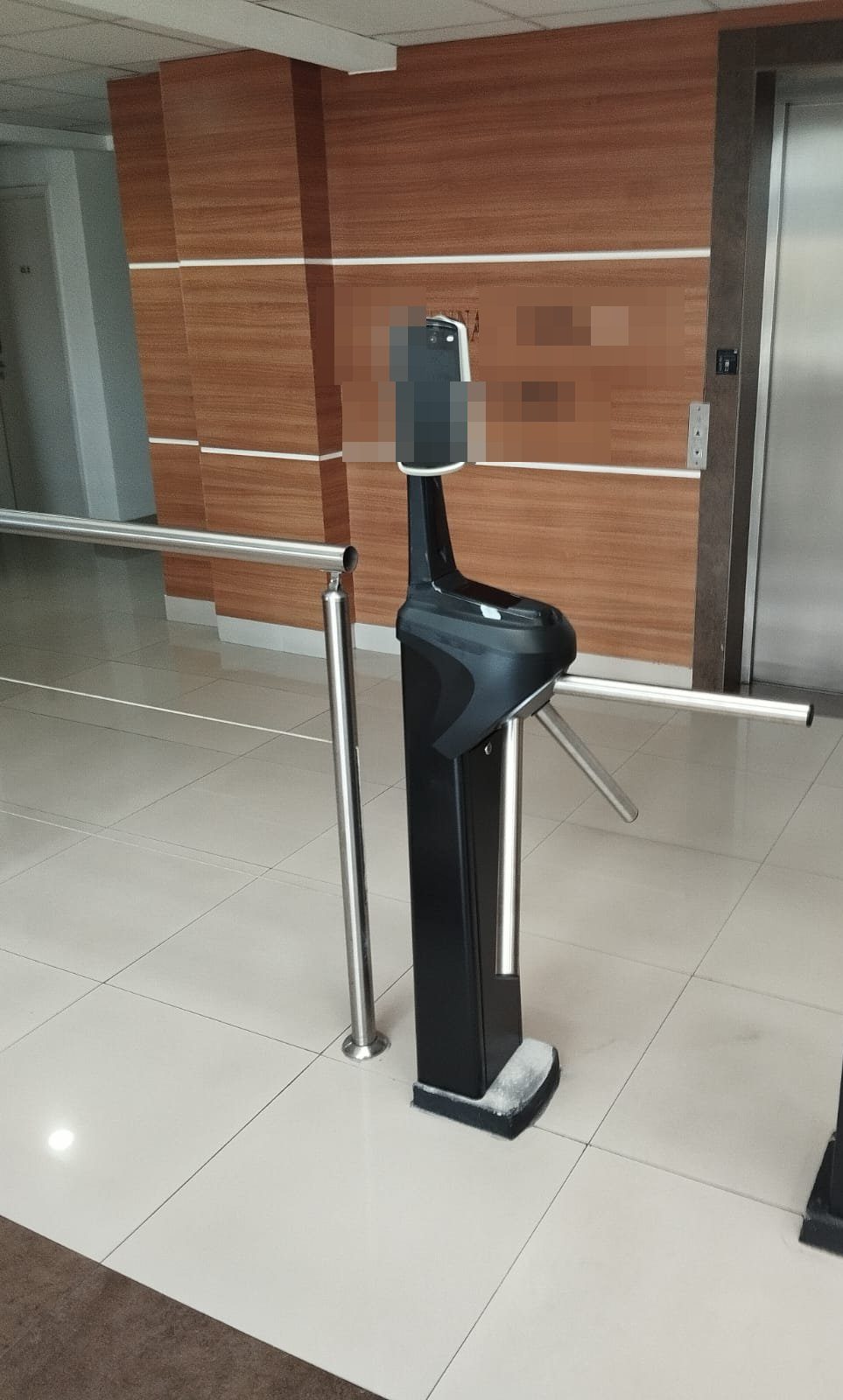 Catracas com reconhecimento facial Control iD instaladas pela Meduri