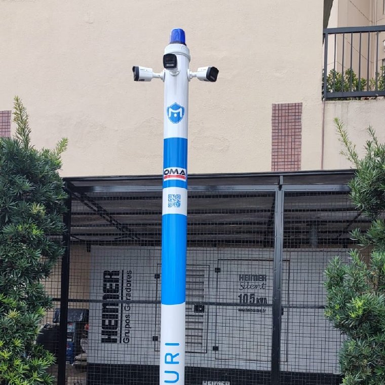 Totem de monitoramento da Meduri com câmeras instalado em condomínio