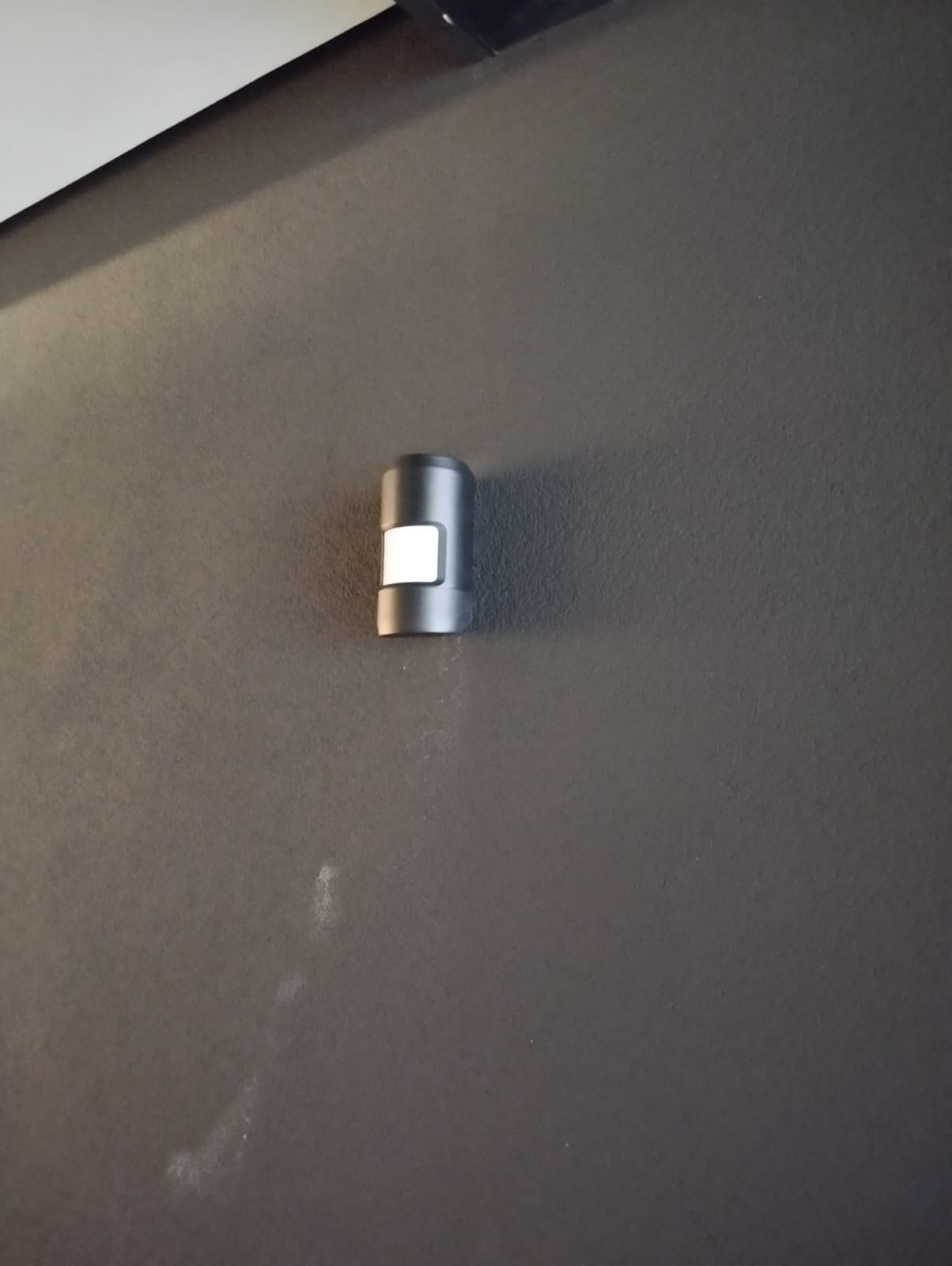 Sensor de alarme pintado e personalizado pela equipe da Meduri para se integrar à parede do cliente