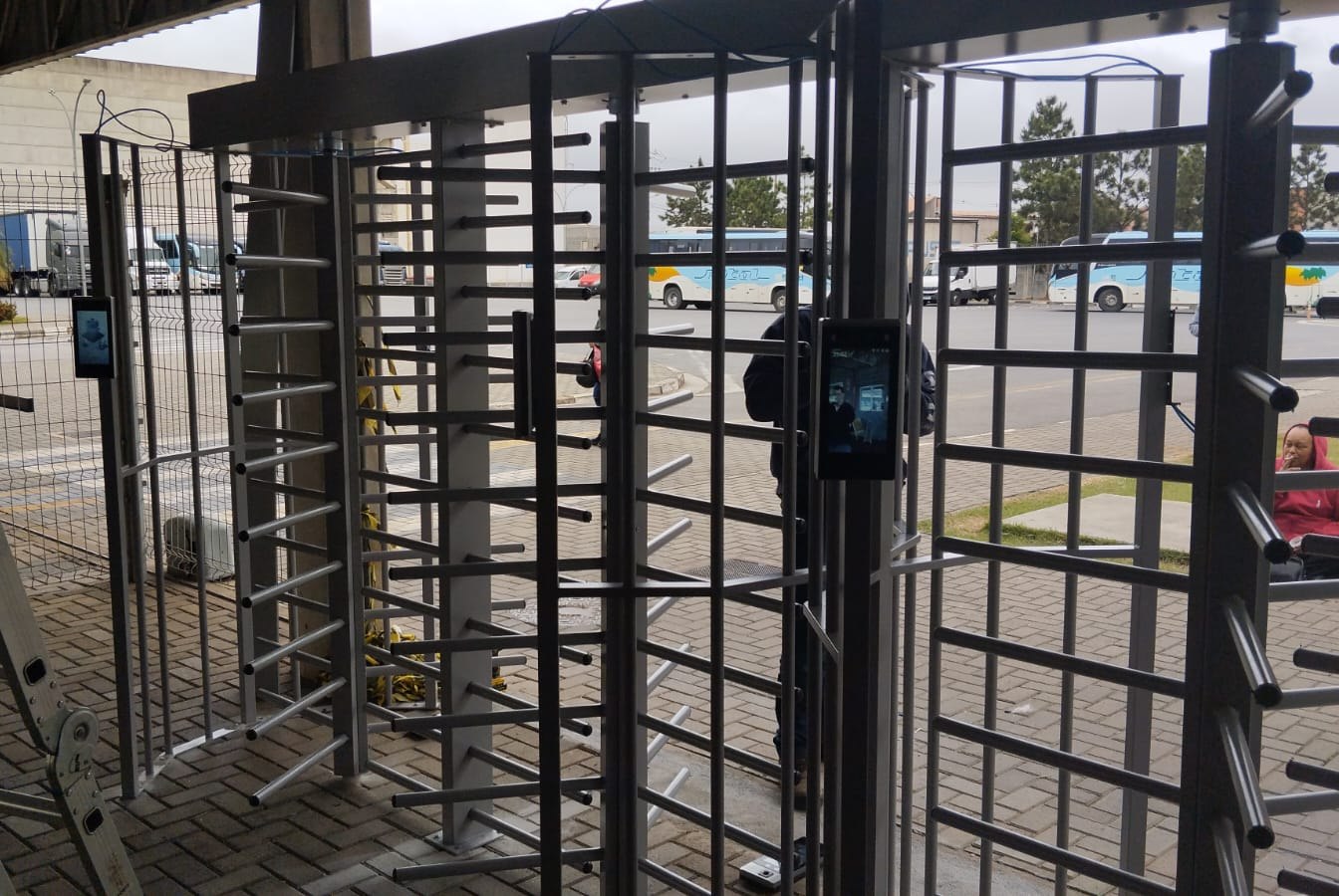Catracas com reconhecimento facial Hikvision instaladas pela Meduri em obra real